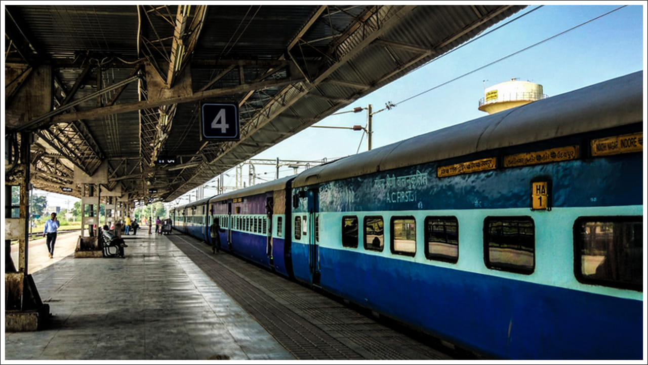  లాగిన్ అవ్వడానికి సరైన సమయం: తత్కాల్ బుకింగ్ చేయడానికి మీరు సరైన సమయంలో లాగిన్ అవ్వాలి. AC కోచ్ కోసం తత్కాల్ బుకింగ్ ప్రతి రోజు ఉదయం 10 గంటలకు ప్రారంభమవుతుంది. అలాగే స్లీపర్ కోచ్ కోసం తత్కాల్ బుకింగ్ ఉదయం 11 గంటలకు ప్రారంభమవుతుంది. బుకింగ్ ప్రారంభానికి 2-3 నిమిషాల ముందు మీరు లాగిన్ అవ్వాలి.