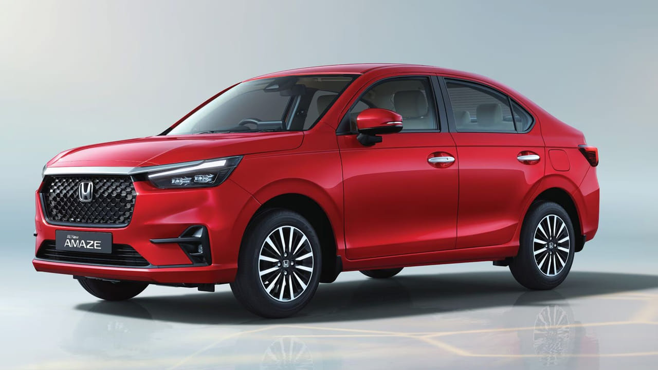 సొంత కారు కొనుక్కోవాలనేది సామాన్య ప్రజలకు ఒక కలగానే ఉంది. ఉద్యోగం, వ్యాపారులు చేసేవారు లోన్లు తీసుకుని కార్లు కొనుగోలు చేస్తూంటారు. మంచి కారు కొనుగోలు చేయాలనే ఉద్దేశంతో లక్షలకు లక్షలు ఖర్చు పెడతారు. అత్యాధునిక ఫీచర్లు ఉంటాయనే కారణంతో రూ.10 లక్షలకుపైన ధర ఉండే కార్లను కొనుగోలు చేస్తుంటారు.