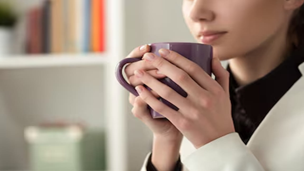 చాలా మంది ఉదయం ఒక కప్పు కాఫీ లేదా టీతో ప్రారంభిస్తారు. అయితే రోజు మొత్తంలో లెక్కకుమించి ఎక్కువగా టీ లేదా కాఫీ తాగితే ఎముకల సమస్యలను కలిగిస్తుంది. ముఖ్యంగా మోకాలి నొప్పులు వచ్చే ప్రమాదం ఎక్కువగా ఉంటుంది.  