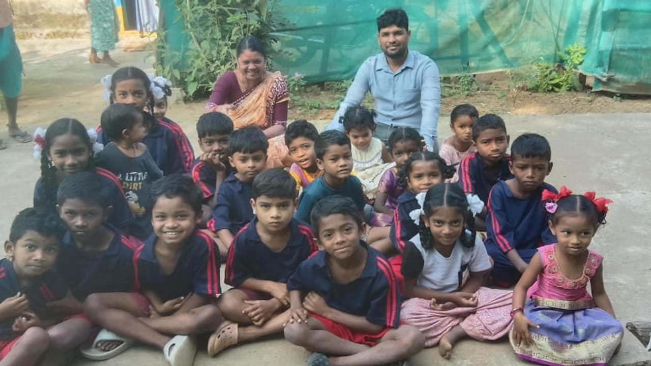 Telangana: చూశారా ఈ చిత్రం.. విద్యార్థి ఇంటి ముందు టీచర్ల ధర్నా.. ఎందుకంటే..?