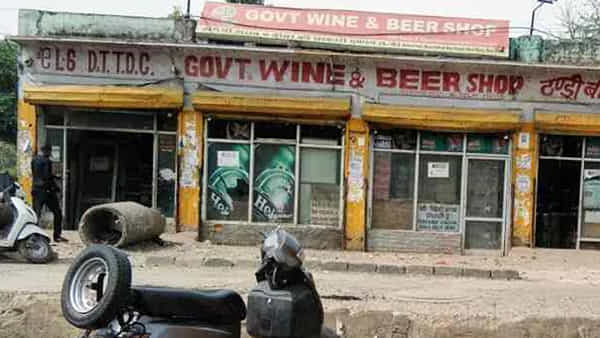 Hyderabad: తెల్లారి లిక్కర్ షాప్నకు వచ్చిన యజమాని.. సందులో కనిపించిన సీన్ చూడగా