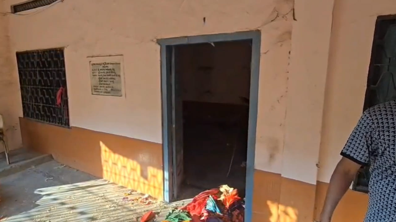 Telangana: అర్ధరాత్రి వసతిగృహంలో ఒక్కసారిగా అలజడి.. పరుగులు పెట్టిన జనం.. గుండెలు ఆగే సీన్.!