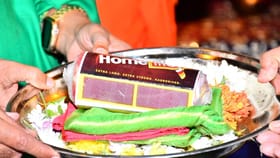 అగ్గిపెట్టలో అద్భుతం.. యాదాద్రీశుడికి బంగారు పట్టుచీర సమర్పణ