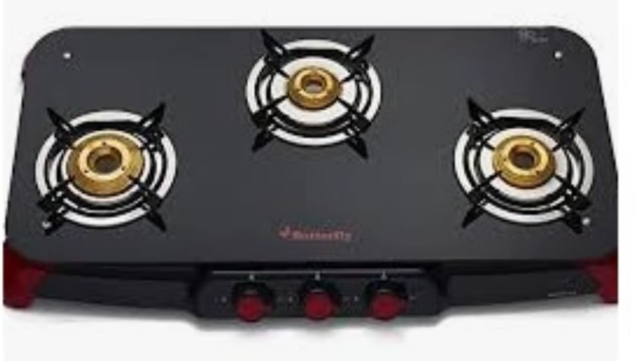 వాస్తు శాస్త్రం అనేది ఇంటి లోపల వంటగదిపైనే ప్రత్యేక ప్రభావం చూపుతుంది.  వంటగది కుటుంబ ఆరోగ్యం, ఆర్థిక ప్రయోజనాలతో ముడిపడి ఉంటుంది. అందుకే వంటగది విషయంలో తప్పకుండా వాస్తు నియమాలు పాటించాలని చెబుతుంటారు నిపుణులు. ఎవరు అయితే వంట గది విషయంలో వాస్తు నియమాలు ఉల్లంఘిస్తారో వారు ఒత్తిడి, ఆర్థిక సమస్యలు, అనారోగ్య సమస్యలు, ఇంటిలో సంపద వృద్ధి చెందకపోవడం వంటి ఇబ్బందులు ఎదుర్కుంటారు.