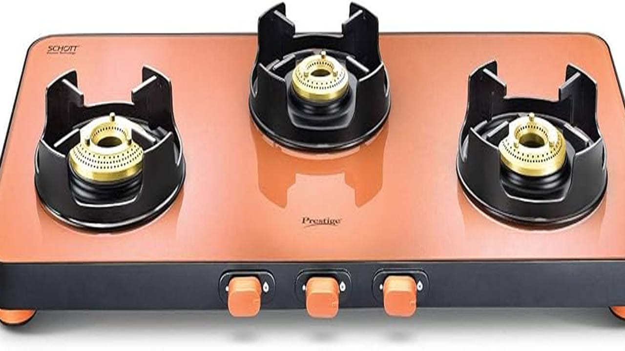 అందుకే ఎట్టి పరిస్థితిలో ఇంటి లోపల మూడు బర్నర్ల గ్యాస్ స్టవ్ ఉండకుండా చూసుకోవాలని చెబుతున్నారు వాస్తు నిపుణులు. అయితే కొంత మంది ఇప్పటికే మేము మూడు బర్నర్లు ఉన్న గ్యాస్ స్టవ్ ఉపయోగిస్తున్నాం, అని తెగ కంగారు పడిపోతుంటారు. అయితే వారి కోసం నిపుణులు, కొన్ని సూచనలు కూడా చేశారు. అవి ఏవంటే? ఇప్పటికే మూడు బర్నర్లు ఉన్న గ్యాస్ స్టవ్ ఉపయోగిస్తున్నవారు, మూడు పొయ్యిల్లో మూడింటిని సమానంగా ఉపయోగించాలంట. అప్పుడే, వాస్తు దోషం పోయి, ఇంటిలో ఎలాంటి సమస్యలు తలెత్తవు అని చెబుతున్నారు పండితులు.