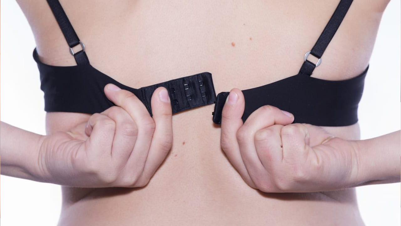 బిగుతుగా ఉండే బ్రా ధరించడం వల్ల రక్త ప్రసరణకు ఆటంకం కలుగుతుందా?:  చాలా బిగుతుగా ఉండే బ్రా ధరించడం వల్ల శోషరస లేదా రక్త ప్రవాహాన్ని అడ్డుకోవచ్చని చెబుతారు. అది పూర్తిగా నిజం కాదు. ఎందుకంటే రక్త నాళాలు చర్మానికి కొంచెం దిగువన ఉంటాయి. శోషరస వ్యవస్థ శరీరంలో కొంచెం లోతుగా ఉంటుంది. కానీ మీరు బ్రా ఎంత బిగుతుగా ధరించినా, అది చర్మం ఉపరితలంపైనే ఉంటుంది. కాబట్టి దీనివల్ల శోషరస వ్యవస్థపై ఇలాంటి ప్రభావం ఉండదు. నిజానికి, చాలా బిగుతుగా ఉండే బ్రా ధరించడం వల్ల చర్మంపై ఒత్తిడి కారణంగా మీకు అసౌకర్యం లేదా నొప్పి వస్తుంది.