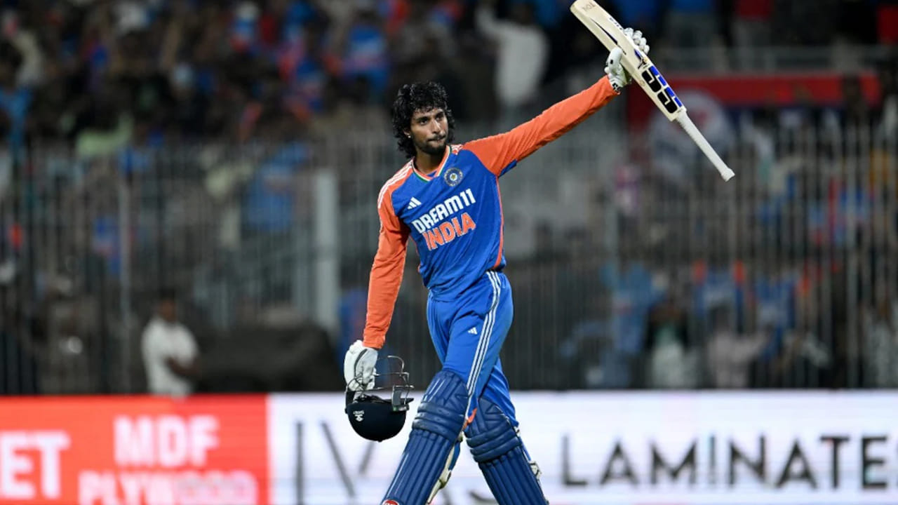 కటక్లోని బారాబతి స్టేడియంలో దక్షిణాఫ్రికాతో జరిగిన మ్యాచ్లో తిలక్ వర్మ నాలుగు పరుగులు చేయడం ద్వారా టీ20 అంతర్జాతీయ క్రికెట్లో 1,000 పరుగులు పూర్తి చేసుకున్నాడు. దీనితో, 25 ఏళ్ల వయసులోపు టీ20 అంతర్జాతీయ క్రికెట్లో 1,000 పరుగులు చేసిన తొలి భారతీయ బ్యాట్స్మన్గా నిలిచాడు.