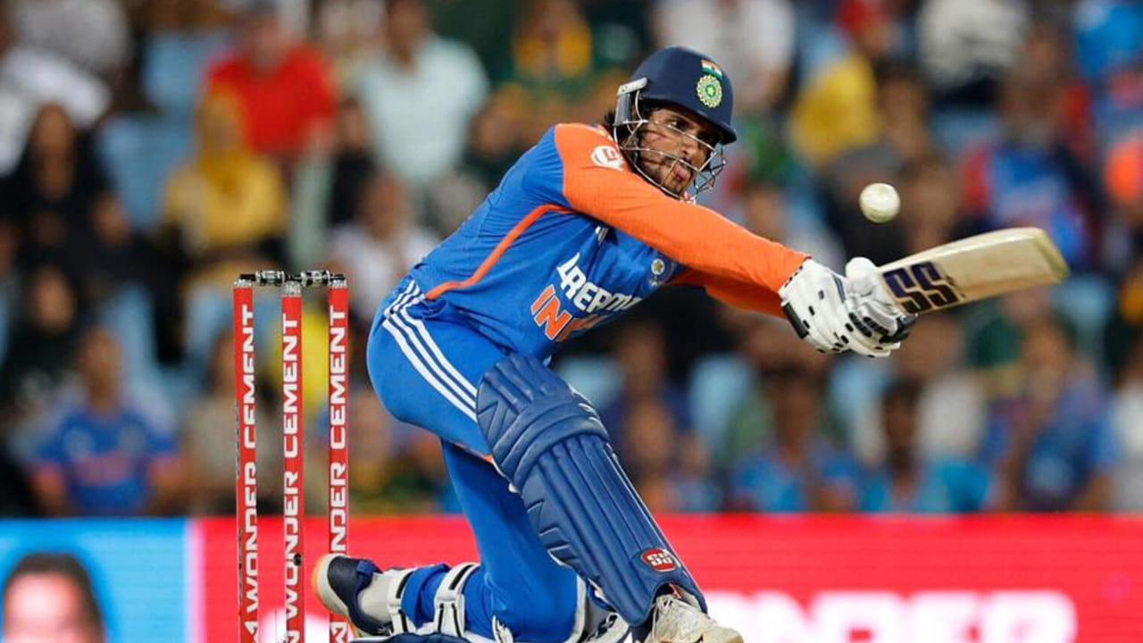 Tilak Varma: టీం ఇండియా యువ బ్యాట్స్మన్ తిలక్ వర్మ ఒక భారీ రికార్డును సృష్టించాడు. దక్షిణాఫ్రికాతో జరుగుతోన్న ఐదు మ్యాచ్ల టీ20 సిరీస్లోని మొదటి మ్యాచ్ అతనికి ప్రత్యేకమైనది. గతంలో ఏ ఇతర భారతీయ ఆటగాడు సాధించని ఘనతను అతను సాధించాడు.