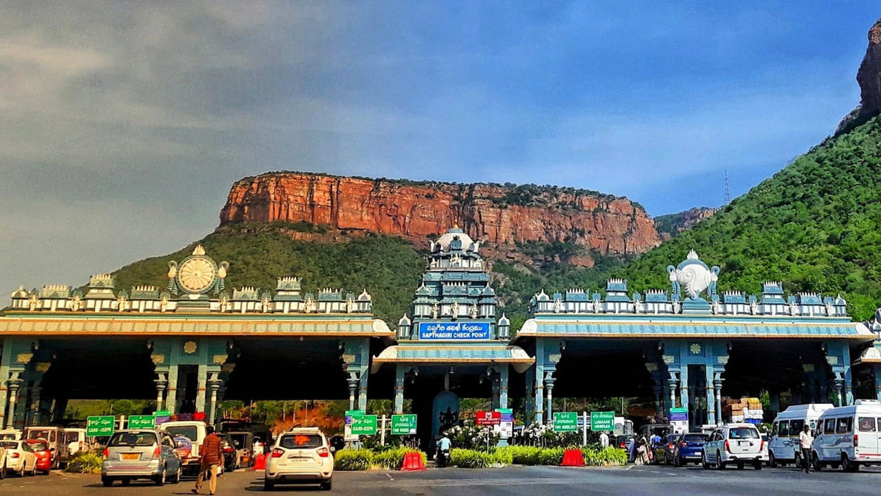 స్థానిక కోటా దర్శనం (జనవరి 6-8): తిరుపతి, చంద్రగిరి, రేణిగుంట మరియు తిరుమల నివాసితులకు ప్రత్యేక కోటా విడుదల చేయబడుతుంది. స్థానిక నివాసితులకు రోజుకు 4,500 టోకెన్లు + తిరుమల నివాసితులకు రోజుకు 500 టోకెన్లు. ఇవి డిసెంబర్ 10న విడుదల చేస్తారు.