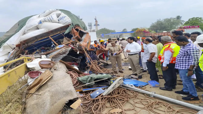 టైరు పేలి అదుపుతప్పిన ప్రభుత్వ బస్సు.. 9మంది మృత్యువాత