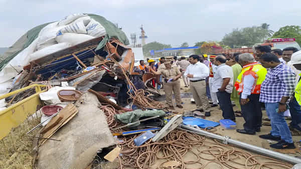 టైరు పేలి అదుపుతప్పిన ప్రభుత్వ బస్సు.. రెండు కార్లు ధ్వంసం.. 9మంది మృత్యువాత