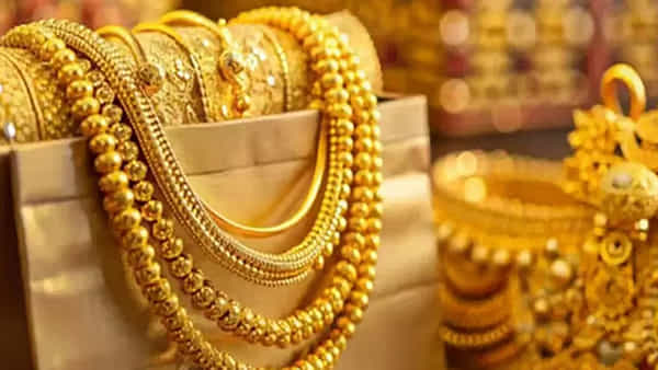 Gold and silver rate: తగ్గేదే లే అంటున్న బంగారం..రోజు రోజుకూ షాకిస్తోంది.. తులం ఎంతంటే..