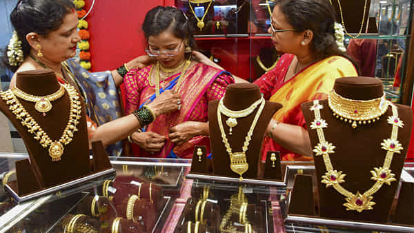 Gold Price Today: తగ్గుముఖం పడుతున్న బంగారం, వెండి ధరలు.. తాజా రేట్ల వివరాలు!