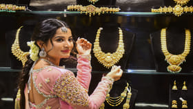 మహిళలకు భారీ షాక్‌..రికార్డ్‌ స్థాయిలో పెరిగిన బంగారం, వెండి ధరలు