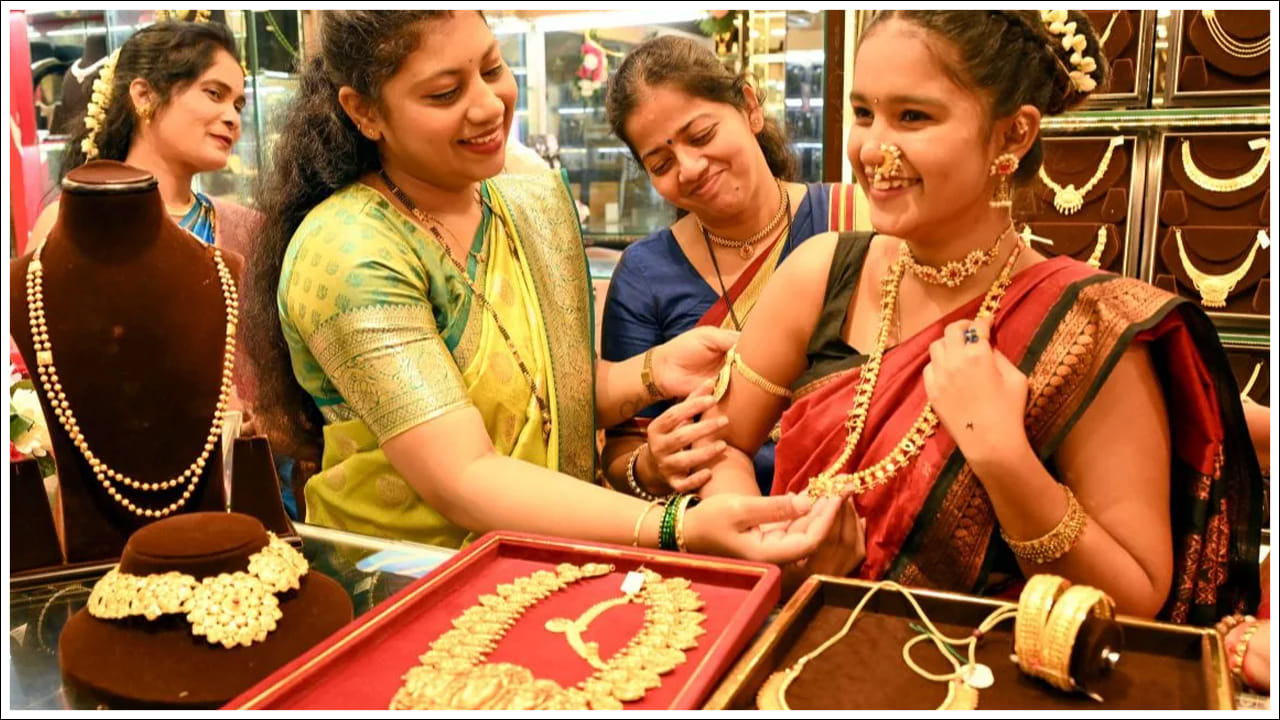 మొత్తం మీద వరల్డ్ గోల్డ్ కౌన్సిల్ ప్రకారం, బంగారం ధరలు 2026 వరకు హెచ్చుతగ్గులుగా ఉంటాయి. అందువల్ల బంగారాన్ని పూర్తిగా కొనడం కంటే విడతలవారీగా కొనడం మరింత వివేకవంతమైన నిర్ణయం అని నిపుణులు సలహా ఇస్తున్నారు.