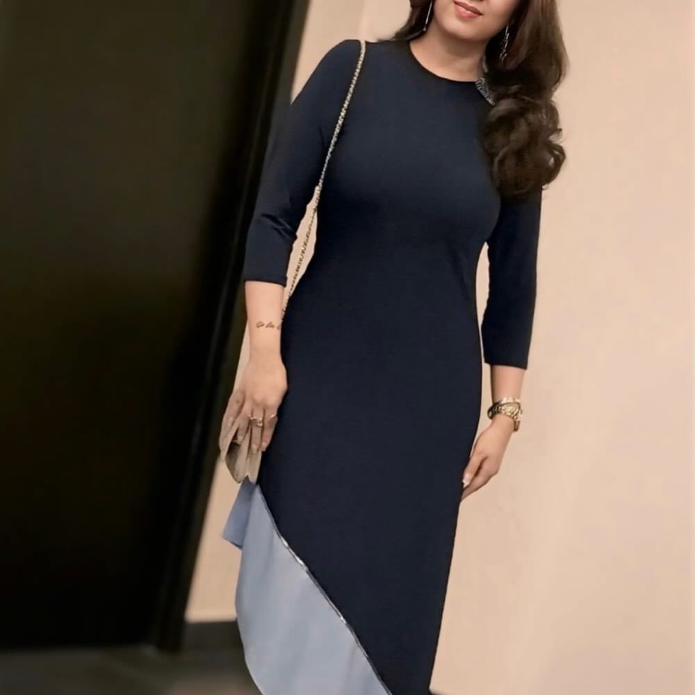 కానీ ఊహించని విధంగా సినిమాలకు దూరం అయ్యింది. దాంతో ఆమె ఫ్యాన్ తెగ ఫీల్ అయ్యారు. అసలు ఎందుకు హీరోయిన్ గా చేయడం లేదు అని తెగ ఆలోచిస్తున్నారు. పెళ్లి కూడా చేసుకోలేదు, వేరే బిజినెస్ ల్లో కూడా అడుగుపెట్టలేదు. అయినా హీరోయిన్ గా చేయడం లేదు. ఇంతకూ ఆ అమ్మడు ఎవరో తెలుసా.?