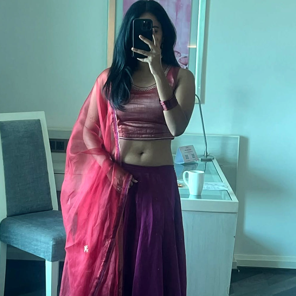  పై ఫొటోలో ఉన్న ముద్దుగుమ్మ మరెవరో కాదు సోషల్ మీడియాతో విపరీతమైన క్రేజ్ తెచ్చుకున్న బ్రిగిడా సాగ. ఈ ముద్దుగుమ్మ గురించి ప్రత్యేకంగా పరిచయం చేయాల్సిన అవసరం లేదు. ఈ అమ్మడు టెలివిజన్ నుంచి ఇండస్ట్రీలోకి వచ్చింది. విశాల్ హీరోగా నటించిన అయోగ్య సినిమాతో ఇండస్ట్రీలోకి వచ్చింది.