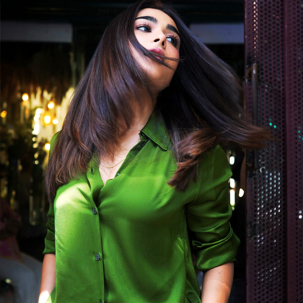 పై ఫోటోలోని అమ్మాయి ఎవరో గుర్తుపట్టారా.? ఆమె ఓ క్రేజీ హీరోయిన్. తొలి సినిమాతోనే టాలీవుడ్ ఇండస్ట్రీని షేక్ చేసింది. ఓవర్‌నైట్ స్టార్‌గా మారిపోయింది. అదొక కల్ట్ క్లాసిక్. అందులో కళ్లతోనే ఎక్స్‌ప్రెషన్లు ఇవ్వడమే కాదు.. అందం, అమాయకత్వం కలబోసి కుర్రకారును మాయ చేసింది.