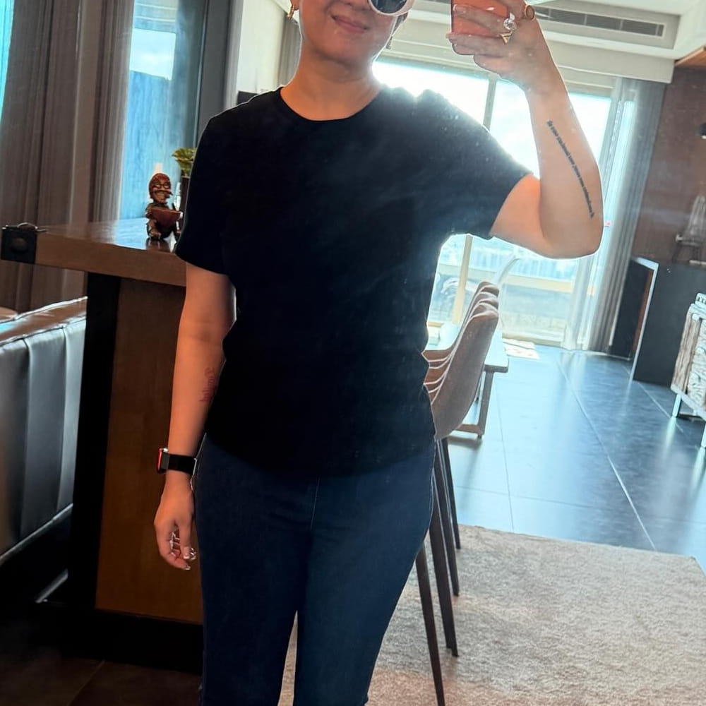 పై ఫొటోలో కనిపిస్తున్న భామ అందానికి ఆధార్ కార్డు లాంటి భామ చార్మీ కౌర్ . ఈ ముద్దుగుమ్మ గురించి ప్రత్యేకంగా పరిచయం చేయాల్సిన అవసరం లేదు. మాస్, లక్ష్మి, స్టైల్, మంత్ర, జ్యోతి లక్ష్మిఇలా ఎన్నో సూపర్ హిట్ సినిమాల్లో నటించింది ఈ అమ్మడు. తన నటనతో పాటు గ్లామర్ పరంగాను మంచి మార్కులు కొట్టేసింది ఈ బ్యూటీ. హీరోయిన్ గా పీక్స్ లో ఉండగానే ఛార్మి నటనకు గుడ్ బై చెప్పేసింది. నిర్మాతగా మారి ఇప్పుడు సినిమాలు చేస్తుంది ఈ పంజాబీ భామ.