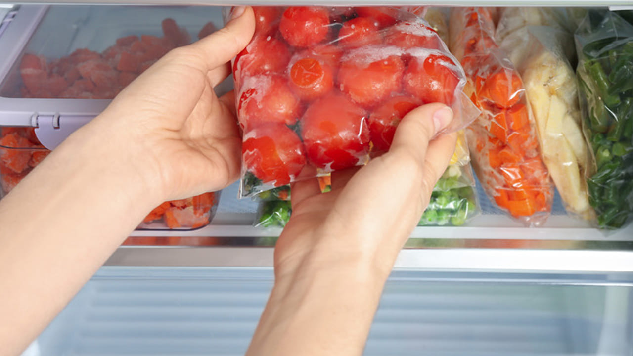 శీతాకాలంలో టమోటాలను ఫ్రిజ్‌లో నిల్వ చేయవచ్చా?:  టమోటాలు మనం ప్రతిరోజూ ఉపయోగించే కూరగాయ. అందుకే ప్రతి ఇంట్లోనూ వీటిని కొని నిల్వ చేసుకుంటాం. కానీ శీతాకాలంలో టమోటాలను ఫ్రిజ్‌లో నిల్వ చేయకూడదని నిపుణులు అంటున్నారు. కారణం ఏమిటంటే టమోటాలను ఫ్రిజ్‌లో ఉంచినప్పుడు వాటి రుచి లక్షణాలన్నీ మారిపోతాయి. అదనంగా, టమోటాల ఆక్సీకరణ లక్షణాలు నాశనమవుతాయి. రోడ్డు విషయానికొస్తే, మీరు ఒక మోస్తరు పండ్లను కొని బయట ఉంచితే, అది ఒక వారం కంటే ఎక్కువ కాలం చెడిపోదు మరియు తాజాగా ఉంటుంది, కాబట్టి మీరు వారానికి ఒకసారి కొని బయట ఉంచి ఉపయోగించవచ్చు.