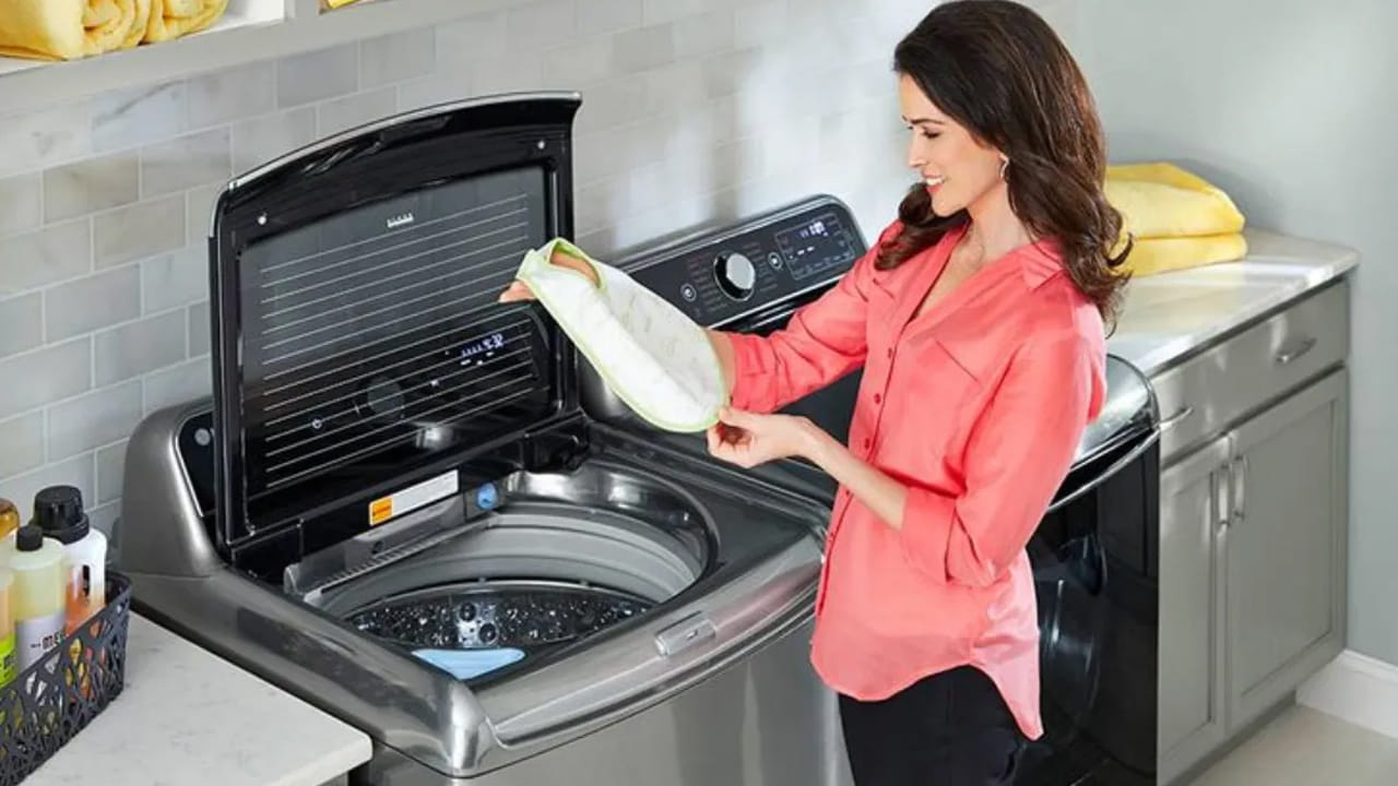 టాప్ లోడ్ వాషింగ్ మెషీన్: టాప్ లోడ్ వాషింగ్ మెషీన్లు తక్కువ ధరకు లభిస్తాయి. వీటిలో సైకిల్ మధ్యలో కూడా బట్టలు జోడించే సౌలభ్యం ఉంటుంది. అలాగే ఓపెన్ టాప్ వల్ల తేమ సులభంగా ఆవిరైపోతుంది. దీని కారణంగా బూజు వచ్చే ప్రమాదం తగ్గుతుంది. అయితే టాప్ లోడ్ మెషీన్లు బట్టలను బలంగా, వేగంగా ఉతుకుతాయి. ఇవి ఫ్రంట్ లోడ్ మెషీన్ల కంటే కొంచెం కఠినంగా ఉతుకుతాయి.