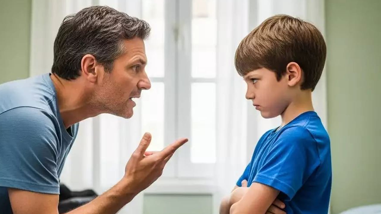 కఠినమైన వ్యక్తులు: తమ పిల్లల శ్రేయస్సును కాపాడే పనులను జాగ్రత్తగా చేసే కర్కాటక రాశి వారు, తమ పిల్లల క్రమశిక్షణను నిర్ధారించడానికి కూడా కఠినంగా వ్యవహరిస్తారు. అంటే, అవసరమైనప్పుడు కఠినంగా ఉండటం ద్వారా వారు తమ పిల్లల జీవనశైలిని నియంత్రిస్తారు. పిల్లలు ప్రవర్తనా సమస్యలను అధిగమించడానికి, వారి శ్రేయస్సును ప్రోత్సహించడానికి ఇవి సహాయపడతాయి. కర్కాటక రాశి వారు అసాధారణంగా సర్వజ్ఞులు, ప్రవచనాత్మకులుగా కనిపిస్తారు, రాబోయే సమస్యలను ముందుగానే చూడగలరు. ఆ విధంగా, వారి పిల్లలు తమ జీవితంలో ఎలాంటి సమస్యలను ఎదుర్కొంటారో ముందుగానే తెలుసుకుని, వారికి తగిన విధంగా విద్యను అందించడానికి మరియు మార్గనిర్దేశం చేయడానికి ప్రయత్నిస్తారు.