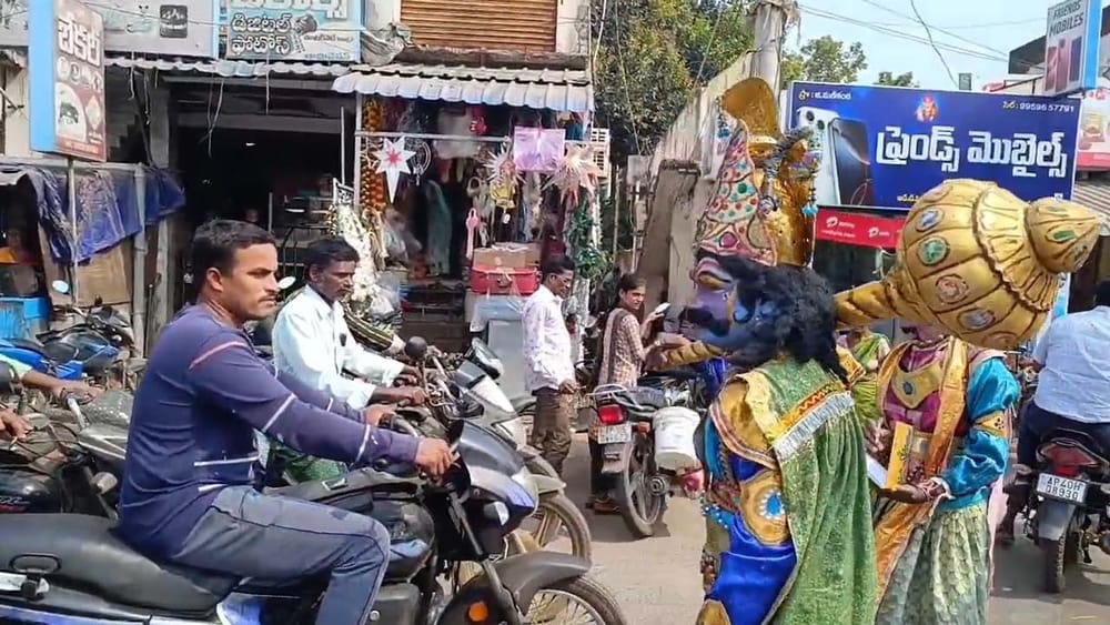 యమపురి వదిలి నడి రోడ్డుపైకి వచ్చేసిన యమ ధర్మరాజు, చిత్రగుప్తుడు.. చూసిన వారంతా షాక్..!