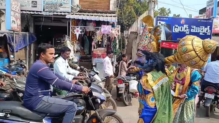 యమపురి వదిలి నడి రోడ్డుపైకి వచ్చేసిన యమ ధర్మరాజు, చిత్రగుప్తుడు.. చూసిన వారంతా షాక్..! యమపురి వదిలి నడి రోడ్డుపైకి వచ్చేసిన యమ ధర్మరాజు, చిత్రగుప్తుడు.. చూసిన వారంతా షాక్..!
