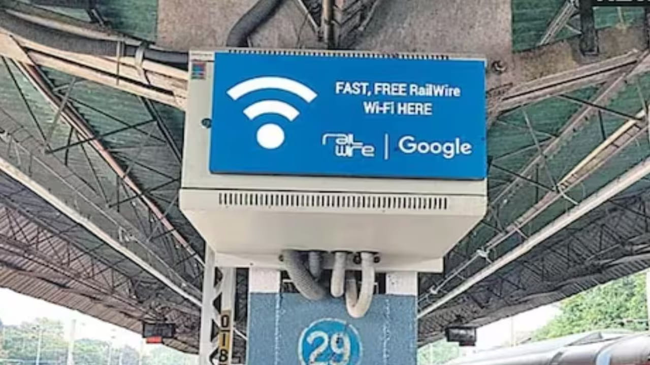 ప్రస్తుతం దేశవ్యాప్తంగా 6,117 స్టేషన్లలో ఫ్రీ వైఫై సౌకర్యం అందుబాటులో ఉంది. ఈ విషయాన్ని లోక్సభలో రైల్వేశాఖ మంత్రి అశ్విని వైష్ణవ్ ప్రకటించారు. మారుమూల ప్రాంతాల్లో ఉన్న స్టేషన్లలో కూడా ఉచిత వైఫై అందిస్తున్నట్లు తెలిపారు. వైఫై సెటప్ కోసం రైల్వేశాఖ ప్రత్యేక నిధులు కేటాయించలేదని, ఇప్పటికే ఉన్న వనరులు, భాగస్వామ్యాలపై ఆధారపడి ఆ సర్వీసులు నడుస్తున్నట్లు స్పష్టం చేశారు