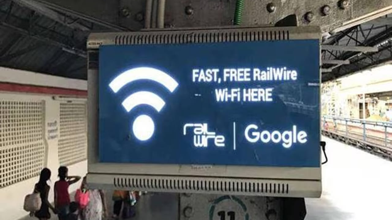 ఫ్రీ వైఫైకు సంబంధించి ప్రయాణికుల ఫిర్యాదులను వెంటనే పరిష్కరిస్తామన్నారు. రైల్వే అధికారులు నెట్వర్క్ను నిశితంగా పర్యవేక్షిస్తారని, ఫిర్యాదులపై వేగంగా చర్య తీసుకుంటారని తెలిపారు. లాగిన్ సమస్యలు ఎదురైనా, స్లోగా ఉన్నా ఇంటర్నెట్ అంతరాలయను వెంటనే పరిష్కరిస్తారన్నారు. ఇక సీసీ కెమెరాల ఏర్పాటుపై కూడా దృష్టి పెట్టినట్లు అశ్విని వైష్ణవ్ వివరించారు