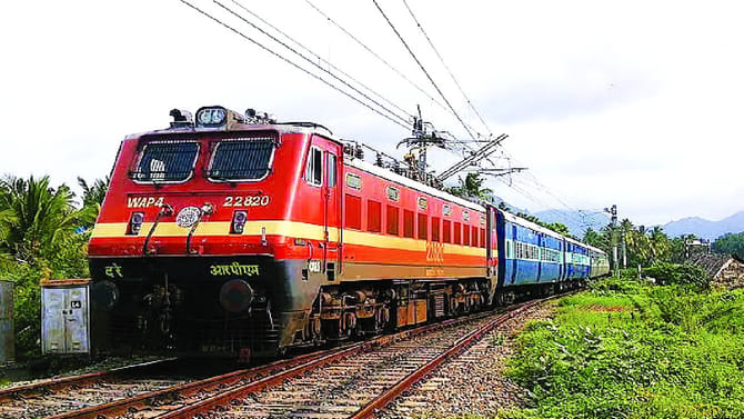 టికెట్ల ఛార్జీలు పెంచిన రైల్వేశాఖ.. ఎంతో తెలుసా..?