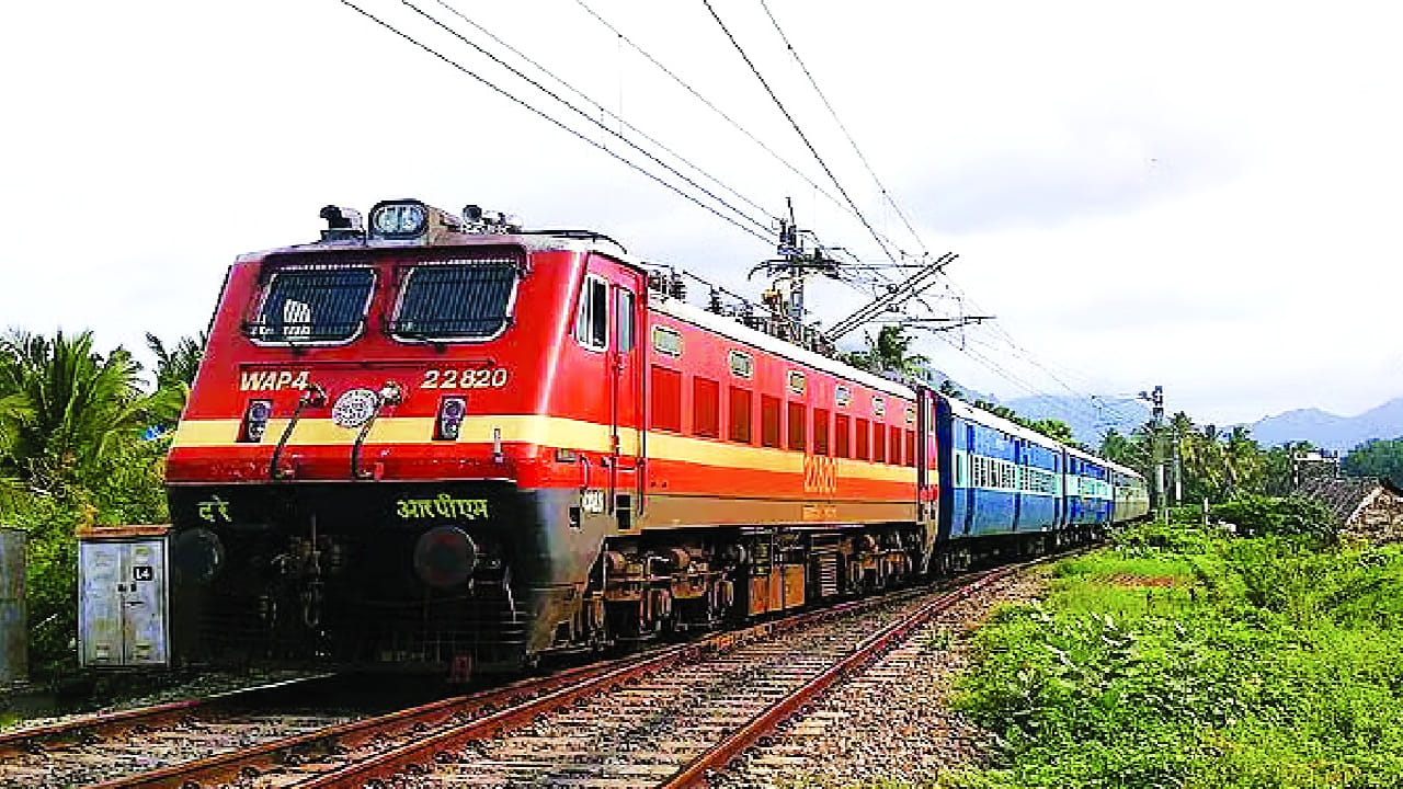 మన దేశ వ్యాప్తంగా అధిక మంది ప్రయాణించేది రైలు మార్గంలోనే. రైలు ప్రయాణం అత్యంత సురక్షితంగా, సౌకర్యవంతమైనదిగా ఉండటమే అందుకు కారణం. నేటికీ మన దేశంలో లక్షలాది మంది రైలులో ప్రయాణించడానికి ఇష్టపడుతున్నారు. పైగా రైలులో ప్రయాణించడానికి టిక్కెట్ల ధరలు తక్కువగా ఉంటాయి. అందుకే చాలా మంది రైలులో ప్రయాణించడానికి ఇష్టపడతారు.