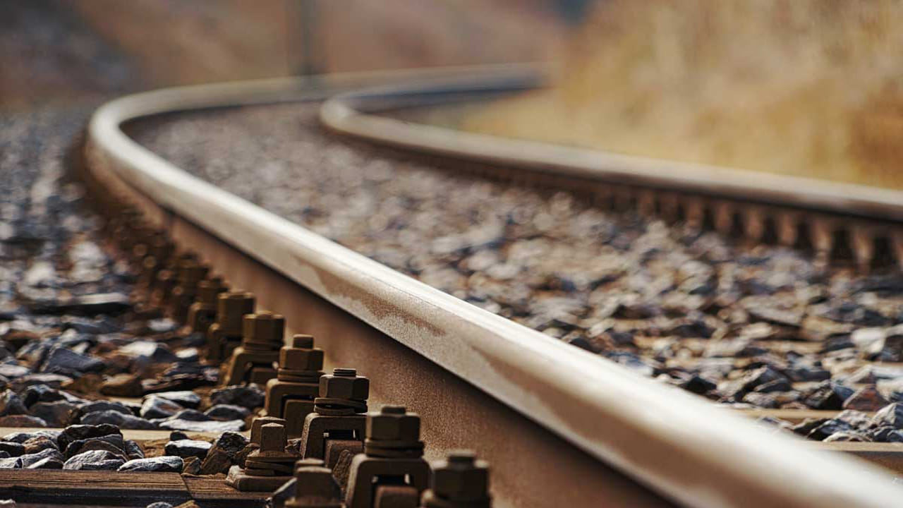 కానీ రైలు పట్టాలు మాత్రం తుప్పు పట్టవు. అలా తుప్పు పట్టినట్లయితే ఎన్నో ప్రమాదాలు జరుగుతుంటాయి. ఖర్చు కూడా ఎక్కువ అవుతుంది. కానీ రైలు పట్టాలు ఎందుకు తుప్పు పట్టవు అనే అనుమానం చాలా మందిలో రావచ్చు. అందుకు కారణం కూడా లేకపోలేదు.