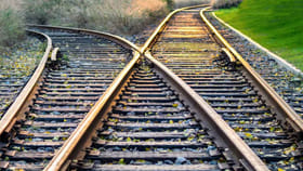 రైలు పట్టాలకు తుప్పు ఎందుకు పట్టదు.. అసలు మతలబ్‌ ఇదే..!