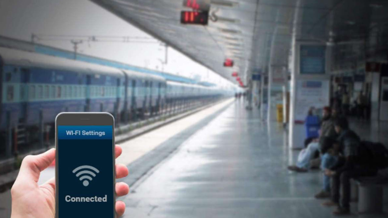దేశవ్యాప్తంగా రైల్వే స్టేషన్లలో ఉచిత వైఫై సౌకర్యాన్ని రైల్వేశాఖ అందిస్తోన్న విషయం తెలిసిందే. ప్రయాణికులు గంటపాటు ఉచితంగా వైఫైని ఉపయోగించుకునే సౌకర్యం కల్పిస్తోంది. దాదాపు దేశవ్యాప్తంగా ప్రధాన స్టేషన్లలో ఇది అందుబాటులో ఉంది. దీని వల్ల ప్రయాణికులు అవసరమైన సమయంలో గంటపాటు హైస్పీడ్ ఇంటర్నెట్ను ఉపయోగించుకుంటున్నారు.