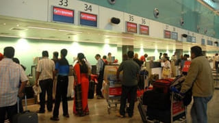 Viral Video: రాత్రిపూట బాత్‌రూమ్‌లో వింత శబ్దాలు.. ఏంటా అని డోర్ ఓపెన్ చూసి షాక్