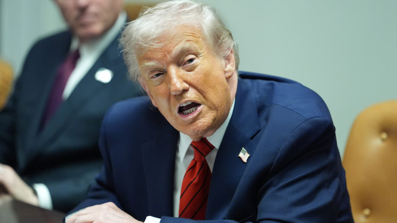 ఇక మూడో స్థానంలో అమెరికా అధ్యక్షుడు డొనాల్డ్ ట్రంప్ ఉన్నారు. ఈయన ఆస్తుల విలువ 7.2 బిలియన్ డాలర్లుగా ఉంది. మీడియా, ఇతర కంపెనీల్లో పెట్టుబడుల కారణంగా ఆయనకు సంపాదన వస్తుంది.