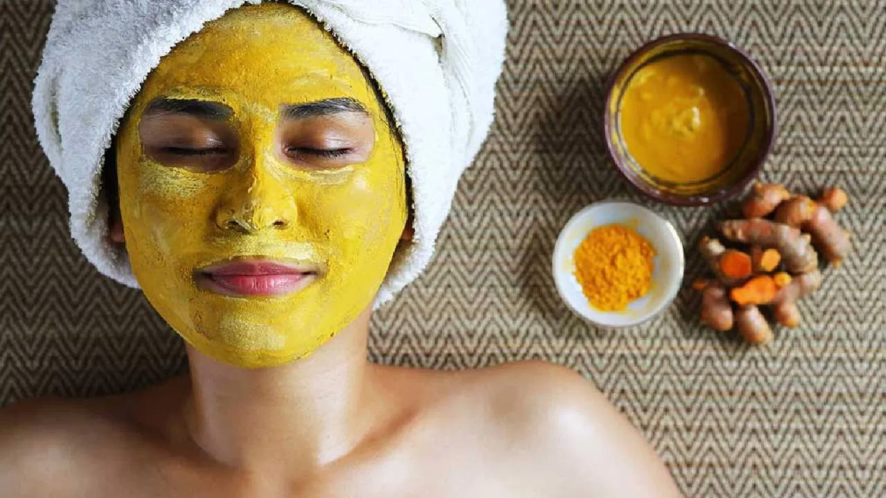 ప్రతి ఒక్కరూ తమ ముఖం అందంగా, కాంతివంతంగా ఉండాలని కోరుకుంటారు. అందుకోసం రకరకాల ప్రయత్నాలు చేస్తుంటారు. ఖరీదైన సౌందర్య ఉత్పత్తులు ఎన్నో వాడుతుంటారు. అయితే సహజంగానే మీ ముఖం చందమామలా మెరిసిపోవాలంటే ఒక్క పసుపు చాలని అంటున్నారు నిపుణులు.