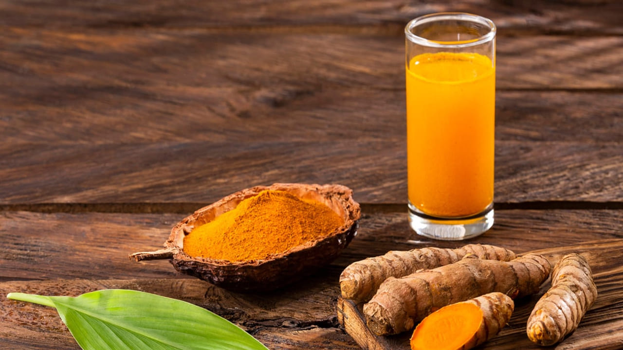 ఆరోగ్యంగా ఉండాలంటే కొన్ని విషయాలను ఎల్లప్పుడూ పాటించడం చాలా ముఖ్యం. ముఖ్యంగా శీతాకాలంలో ఆరోగ్యానికి మేలు చేయడంలో పసుపు పాత్ర ఎంతో కీలకం. పసుపు అనేక ఆరోగ్య సమస్యలను నయం చేస్తుందన్న సంగతి తెలిసిందే.