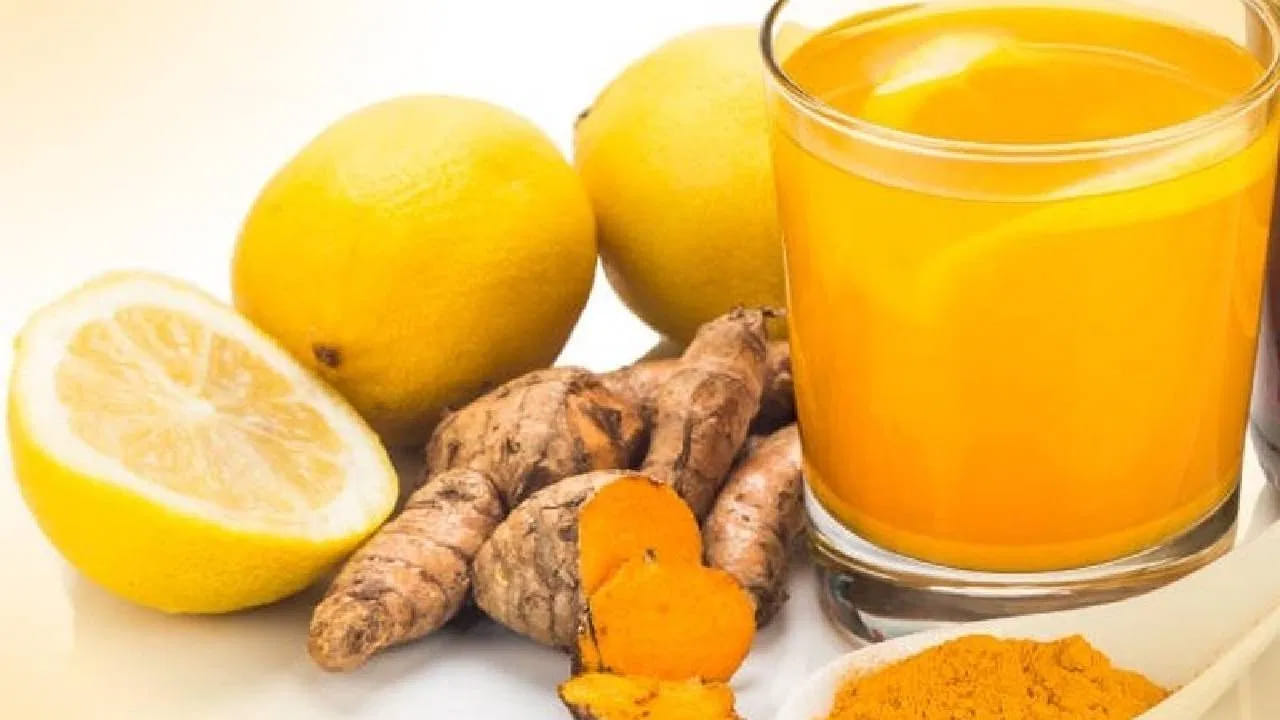 అయితే కొంతమంది నిమ్మకాయను పసుపుతో కలిపి ముఖానికి రాసుకుంటారు. అయితే అలా చేయడం వల్ల లేనిపోని సమస్యలు వస్తాయట. ముఖ్యంగా పసుపు, నిమ్మకాయ మిశ్రమాన్ని ముఖం మీద పూయడం వల్ల మొటిమలు వస్తాయి. ఈ మొటిమలు పెద్ద సంఖ్యలో వస్తాయి. అందుకే ఈ రెండింటి మిశ్రమం చర్మానికి అస్సలు వినియోగించకూడదు.