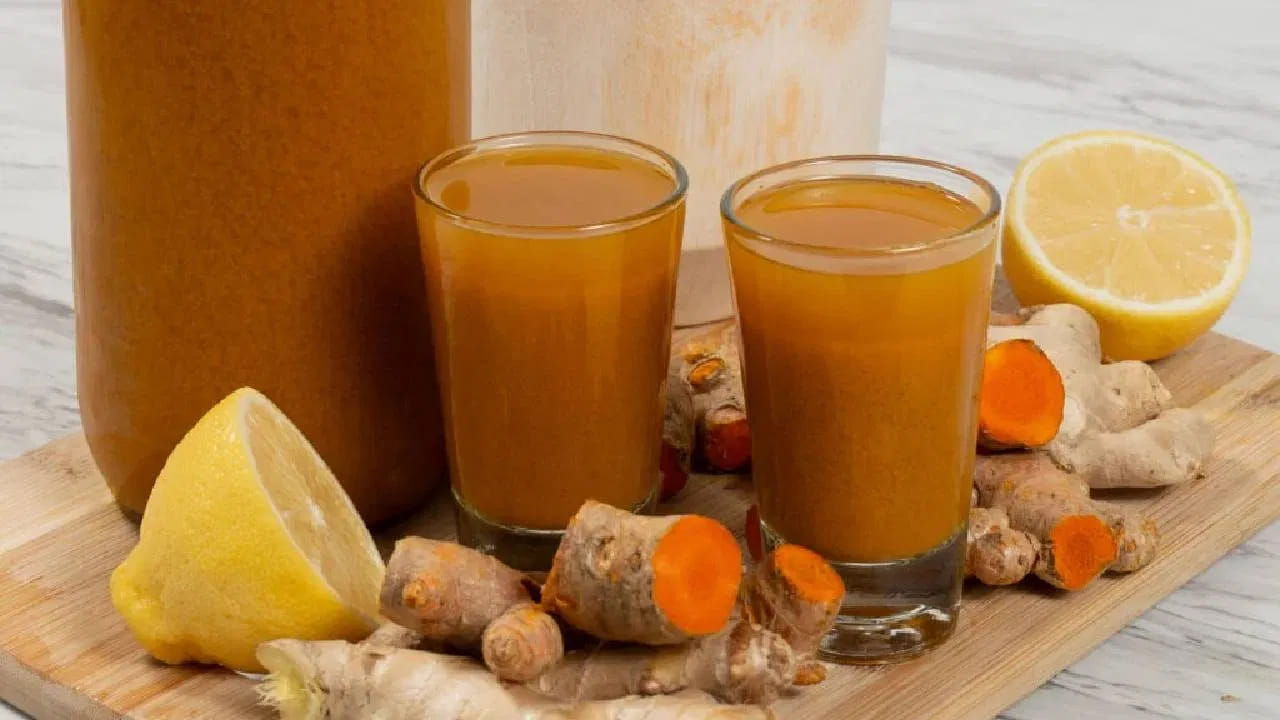 నిమ్మరసం లేకుండా పసుపును మాత్రమే చర్మానికి అప్లై చేయడం ప్రయోజనకరంగా ఉంటుంది. అవసరమైతే పసుపుతో గంధం కలిపి కూడా అప్లై చేయవచ్చు. గంధం, పసుపు ఈ రెండు పదార్ధాలు చర్మానికి మేలు చేస్తాయి.