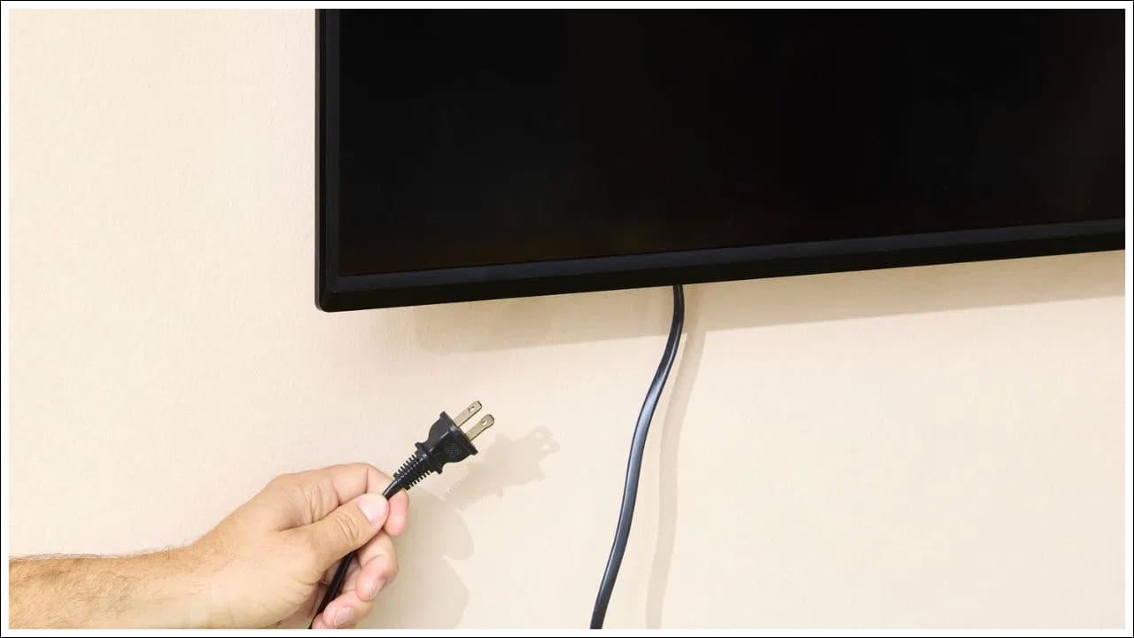 Tech Tips: ప్రజలు తరచుగా పడుకునే ముందు రిమోట్ తో తమ టీవీని ఆపివేస్తారు. కానీ వారు టీవీని అన్ప్లగ్ చేయరు. మీరు ఇలా చేస్తే, మీరు ఈ అలవాటును ఈరోజే మార్చుకోవాలి. ఇది టీవీని ఆఫ్ చేయదు. కానీ స్టాండ్బై మోడ్లో ఉంచుతుంది. దీనివల్ల అనేక ఇతర ప్రతికూలతలు ఉన్నాయంటున్నారు టెక్ నిపుణులు.