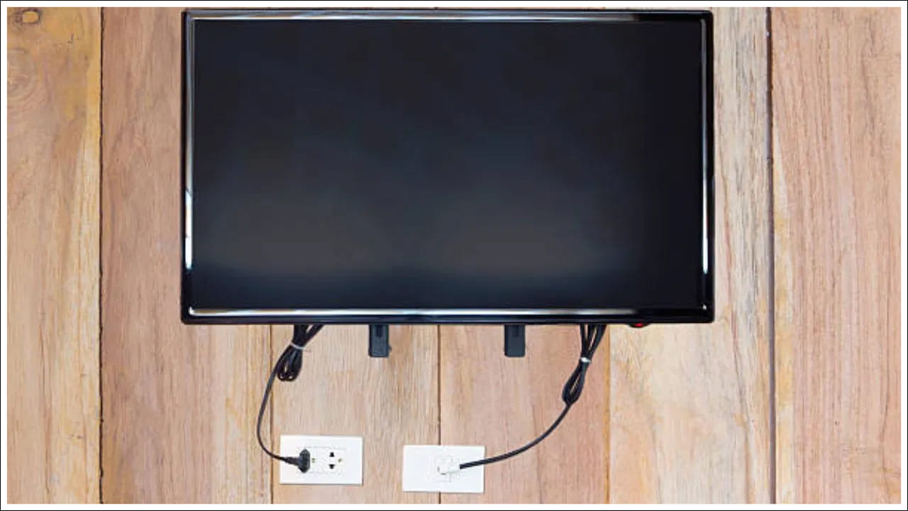 రిమోట్తో టీవీని ఆపివేసినప్పుడు అది పూర్తిగా ఆగిపోదు. కానీ స్టాండ్బై మోడ్లో విద్యుత్తును ఉపయోగించడం కొనసాగిస్తుంది. చిన్న టీవీలు కూడా సంవత్సరానికి రూ. 100 నుండి 150 వరకు, పెద్ద టీవీలు రూ. 300 వరకు అదనంగా బిల్లును జోడించవచ్చు.