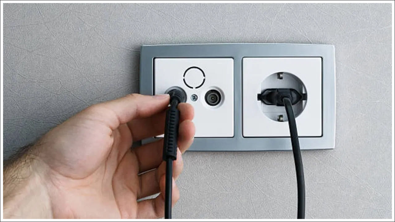 అన్ప్లగ్ చేయడం వల్ల ఈ అనవసరమైన విద్యుత్ వినియోగాన్ని వెంటనే ఆపుతుంది. అలాగే నెలవారీగా కొంత ఆదా అవుతుంది. విద్యుత్తును ఆదా చేయడానికి మీ టీవీని అన్ప్లగ్ చేయడం తెలివైన, ప్రయోజనకరమైన అలవాటుగా పరిగణించవచ్చు.