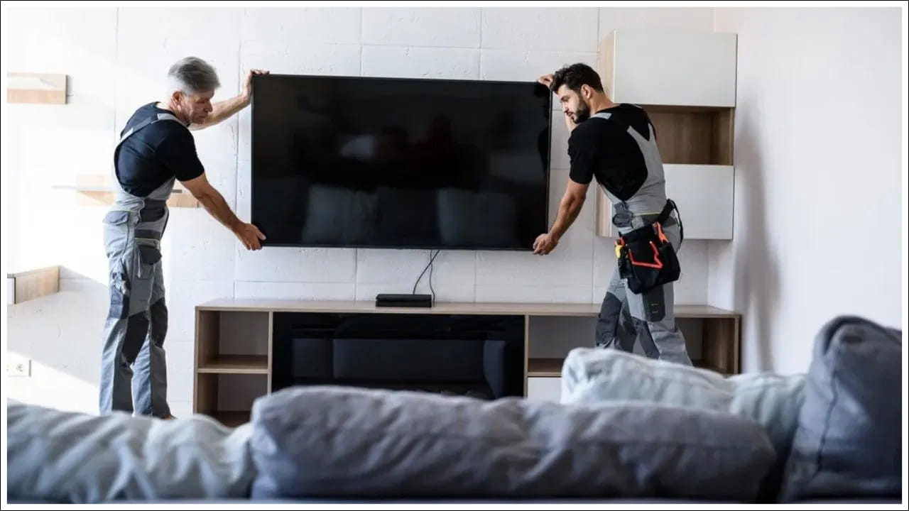 చాలా మంది తమ టీవీతో స్టెబిలైజర్ను ఉపయోగించరు. దీనివల్ల వోల్టేజ్ హెచ్చుతగ్గుల వల్ల నష్టం జరుగుతుంది. రాత్రిపూట వోల్టేజ్లో ఆకస్మిక హెచ్చుతగ్గులు సర్క్యూట్లో లోపాలకు కారణమవుతాయి. టీవీ దెబ్బతినే ప్రమాదం పెరుగుతుంది. విద్యుత్ లోపం సంభవించినప్పుడు టీవీని సాకెట్ నుండి అన్ప్లగ్ చేయడం వలన పూర్తి భద్రత లభిస్తుంది. వర్షాకాలం, శీతాకాలంలో ఇది చాలా ముఖ్యం.