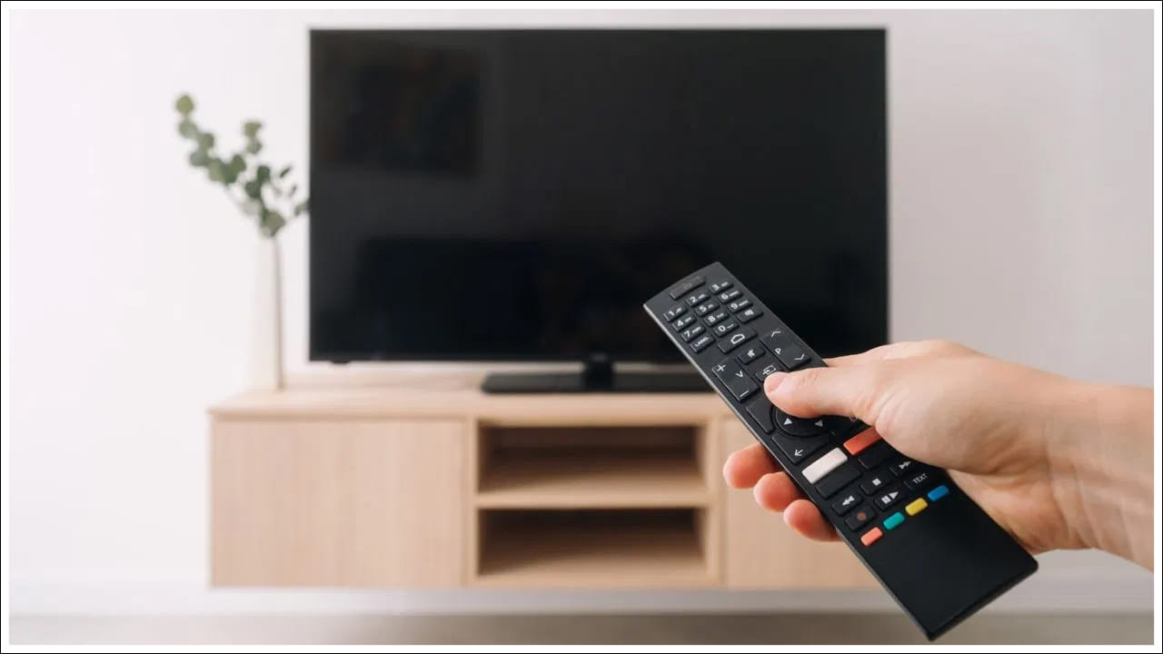 మొబైల్ ఫోన్ లాగానే, స్మార్ట్ టీవీని ఎప్పటికప్పుడు ఆఫ్ చేయడం వల్ల దాని సాఫ్ట్వేర్ పూర్తిగా రిఫ్రెష్ అవుతుంది. అలాగే దాని కాష్ మెమరీ క్లియర్ అవుతుంది. ఇది ఛానల్ స్విచ్చింగ్, యాప్లను తెరవడం వంటి ప్రక్రియలను వేగవంతం చేస్తుంది. టీవీ వేగాన్ని తగ్గించకుండా నిరోధిస్తుంది. నిరంతరం పవర్ ఆన్ చేయడం వల్ల ట్రాన్సిస్టర్లు, పిక్సెల్లపై ప్రభావం పడుతుంది. దీని వలన కాలక్రమేణా బ్రైట్నెస్ తగ్గుతుంది. రాత్రంతా దాన్ని పూర్తిగా ఆఫ్ చేయడం వల్ల స్క్రీన్ ఎక్కువ కాలం స్పష్టంగా, పదునుగా ఉంటుంది.