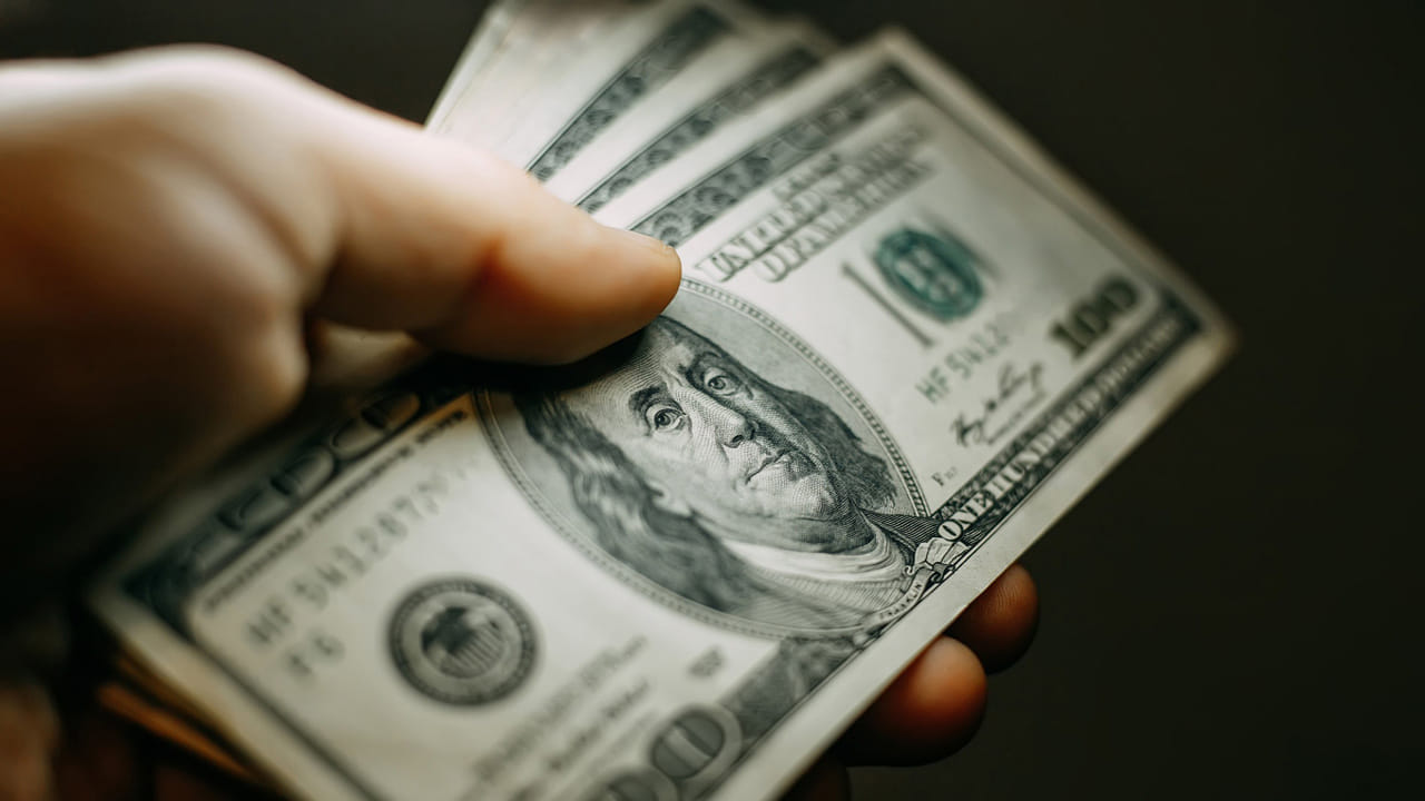 తాజాగా కియోసాకి ఎక్స్లో మరో ఇన్వెస్ట్మెంట్ ట్రిక్ చెప్పారు. ట్రంప్ నిర్ణయాలతో యూఎస్ డాలర్ పడిపోతున్న క్రమంలో పెట్టుబడిదారులకు కీలక సూచన చేశారు, యూఎస్ డాలర్లు పొదుపు చేసుకుంటే నష్టపోతారన్న ఆయన.. బై..బై యూఎస్ డాలర్ అంటూ వ్యాఖ్యానించారు. యూఎస్ డాలర్లను కలిగి ఉంటే మీరు తుడుచుకుపెట్టుకుపోతారంటూ తెలిపారు.