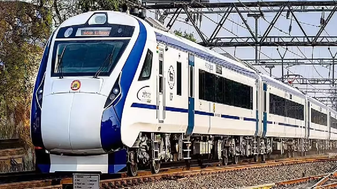 ఇక మధ్యాహ్నం వేళల్లో ట్రాక్లపై మానవులతో పాటు జంతువులు రాకపోకలు ఎక్కువగా ఉంటాయి. రాత్రి పూట ఆ ఇబ్బంది ఉండదు. అందుకే లోకో పైలట్లు రాత్రిపూట ఎక్కువ స్పీడ్తో రైళ్లు నడుపుతారు.