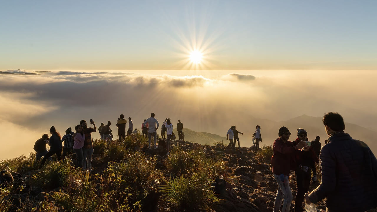 సందర్శించదగిన ప్రదేశాలు: వంజంగి వ్యూ పాయింట్.. సూర్యోదయ దృశ్యాలు, ట్రెక్కింగ్ కోసం ప్రసిద్ధ ప్రదేశం. పాడేరులోని పచ్చని కొండలలో ఉన్న ఉత్కంఠభరితమైన కొత్తపల్లి జలపాతాలు చూడవచ్చు. సంక్లిష్టమైన వాస్తుశిల్పం, అద్భుతమైన శిల్పాలతో కూడిన పురాతన మోదకొండమ్మ ఆలయం తప్పక దర్శించాలి. పచ్చని తోటలు, ఉప్పొంగే వాగులు, జలపాతాలతో మంత్రముగ్ధులను చేసే గమ్యస్థానం అరకు లోయ కూడా దీనికి దగ్గర్లోనే ఉంది.