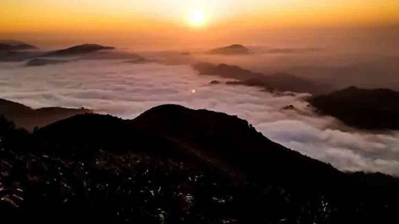 ఇవి రెండు కాకుండా బస్సు మార్గంల్లో వెళ్లే ఉద్దేశం ఉంటె హైదరాబాద్ నుండి అనకాపల్లి వెళ్ళాలి. అక్కడి నుంచి పాడేరు వరకు బస్సులో ప్రయాణించి ఆపై టాక్సీని అద్దెకు తీసుకోండి లేదా వంజాంగికి స్థానిక రవాణా సదుపాయాలు ఉంటాయి. బడ్జెట్-స్నేహపూర్వక రిసార్ట్ల నుంచి లగ్జరీ హోటళ్ల వరకు వివిధ ఎంపికలు అందుబాటులో ఉన్న పాడేరు లేదా వంజాంగిలో మీరు బస చేయవచ్చు. ముఖ్యంగా పీక్ సీజన్లో ముందుగానే బుకింగ్ చేసుకోవడం మంచిది. వంజంగి సందర్శించడానికి అనువైన సమయం నవంబర్ నుంచి ఫిబ్రవరి. ఆ సమయంలో వాతావరణం ఆహ్లాదకరంగా ఉంటుంది మరియు సూర్యోదయ దృశ్యాలకు అనువైనది.